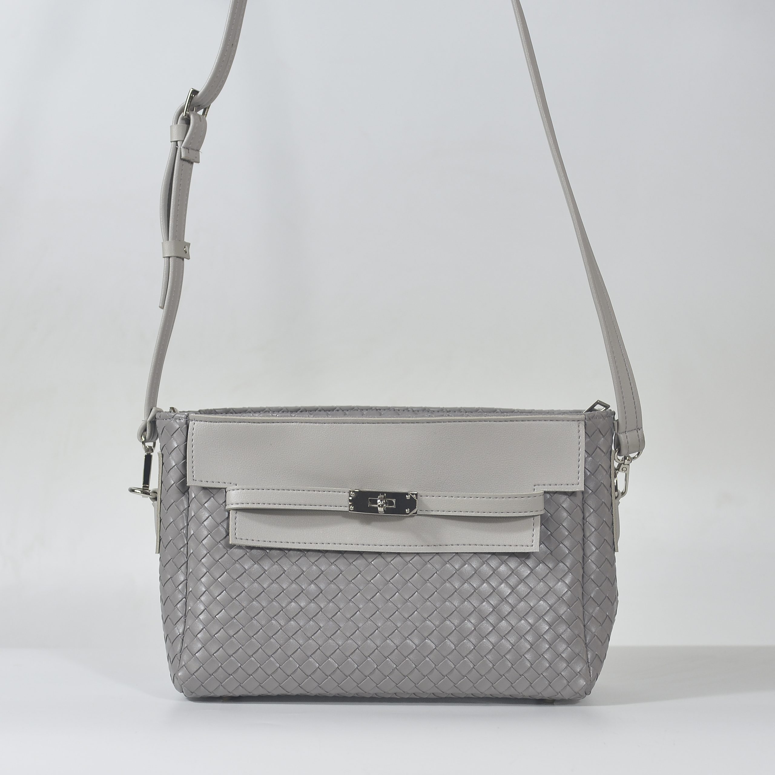 (In Stock|Có sẵn) WAVIE | Woven leather Crossbody bag in Gray – Túi da đan có khóa đeo chéo màu xám