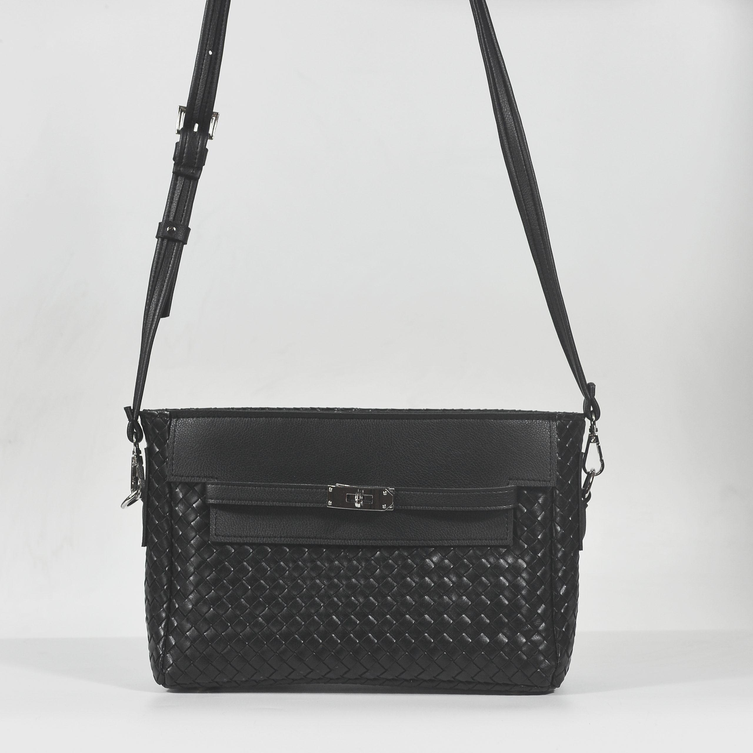 (In stock|Có sẵn) WAVIE | Woven leather Crossbody bag in Black – Túi da đan có khóa đeo chéo màu đen