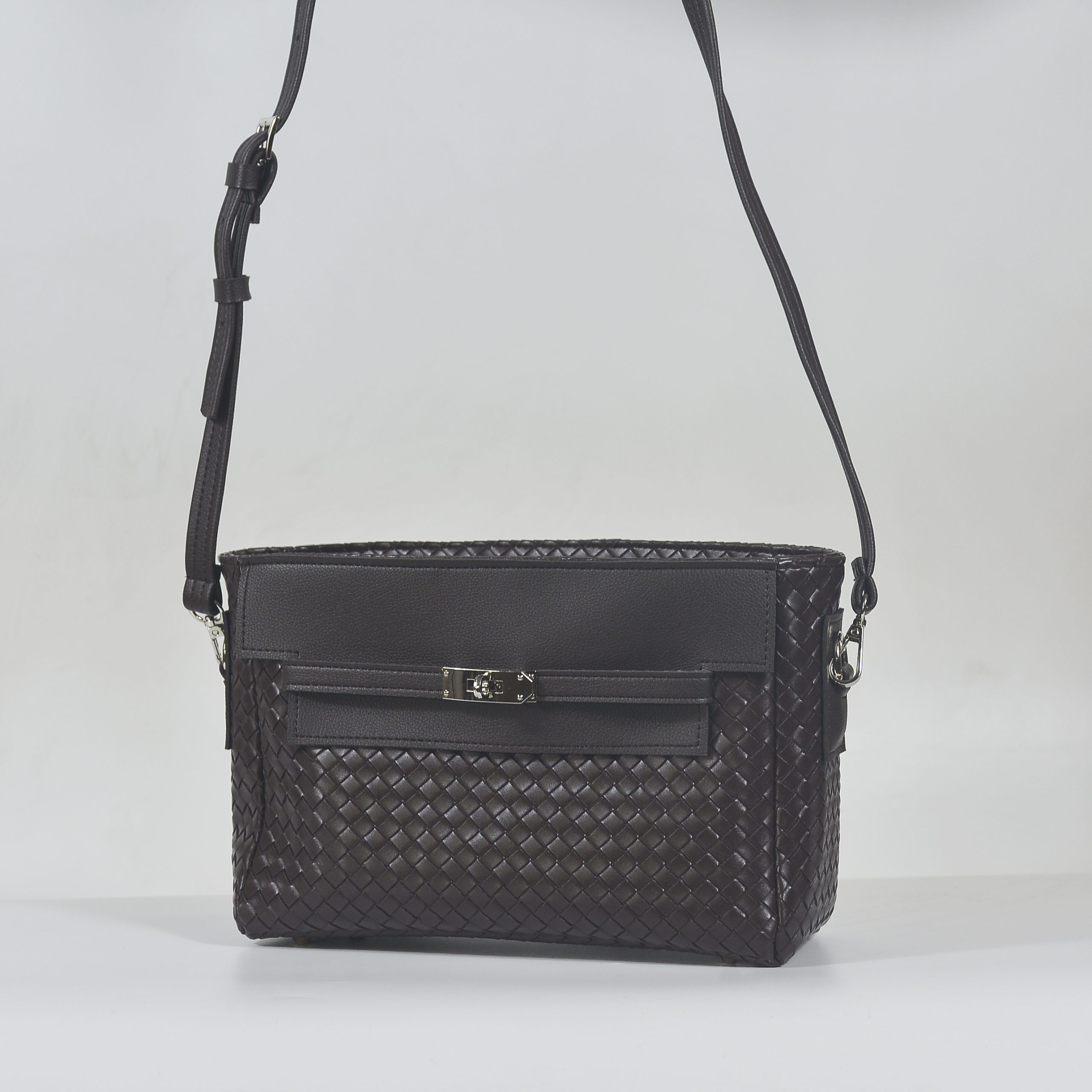 (In stock|Có sẵn) WAVIE | Woven leather Crossbody bag in Dark brown – Túi da đan có khóa đeo chéo màu nâu đậm